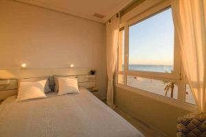 Preciado apartamento con vistas frontales al mar