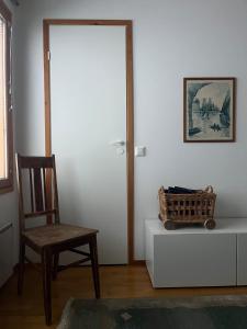 Tilava huoneisto järvi näkymällä