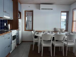 Tilava huoneisto järvi näkymällä