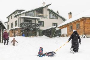 Scenic Village Hideaway - Spacious 2BR, 2 Bath, Sleeps 8 with Mountain View and Backyard