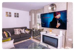 Stylish Cheltenham Home, 4 Beds, Garden & Parking