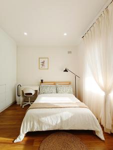 Easy access to city park side cosy house in a convenient hub