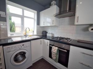 Stylish 2-Bed Maisonette Free Parking Small Pool Table
