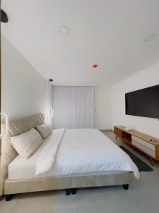 Modern Isla Mocoli Retreat - Cinema by, Pool & Gym