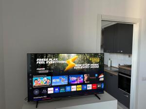 SkyJoy - 3rd floor, two bedrooms apt, strong WiFi, 8 minutes to Central Station, Porta Nuova, Isola, Milan