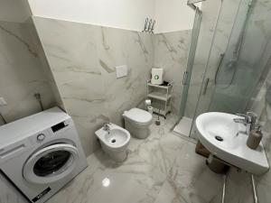 SkyJoy - 3rd floor, two bedrooms apt, strong WiFi, 8 minutes to Central Station, Porta Nuova, Isola, Milan