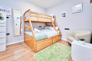 Stylish Apt Steps to Beach - Princess Yellow 2