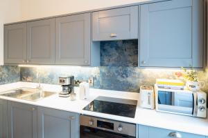 Stylish Retreat in Central Lyme Regis Sleeps 2 plus one