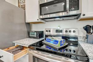 Herbie Hideaway - 1mi to historic downtown, fenced yard, 3bed 2bath