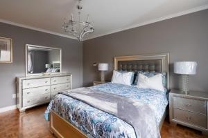 Spacious Bright Home In Woodbridge