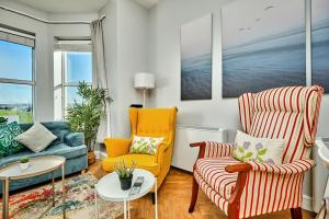 Bright Apt Steps From the Beach - Dunluce Park 3