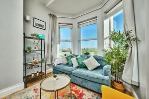 Bright Apt Steps From the Beach - Dunluce Park 3