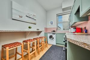 Bright Apt Steps From the Beach - Dunluce Park 3