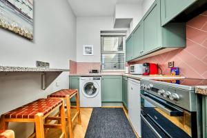 Bright Apt Steps From the Beach - Dunluce Park 3