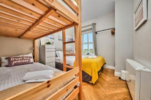 Bright Apt Steps From the Beach - Dunluce Park 3