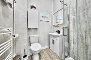 Bright Apt Steps From the Beach - Dunluce Park 3