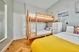 Bright Apt Steps From the Beach - Dunluce Park 3