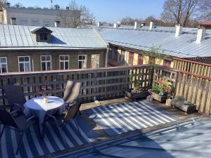 Hygge Home - Bright Cottage-Style Apartment with Terrace & Free Weekend parking