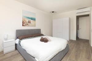 Free Parking and Private Terrace Design Apartment