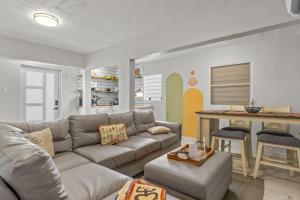 Perfect Group Retreat for 10 Near Beach & Airport