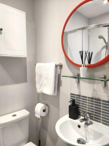 Spacious Bright Apt Walk to Beach - Dunluce Park 4