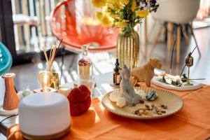 Sunlit Sanctum with a splash of Glam! Kare&Funky