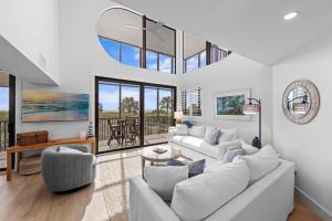 Gulf-Front Water Views Garage Beach Gear