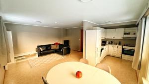 Bright & Cozy Apartment with Mountain View