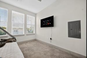 Luxury 2BR Cedr Sprgs area with Parking, Pool, Gym