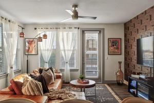 Luxury 2BR Cedr Sprgs area with Parking, Pool, Gym