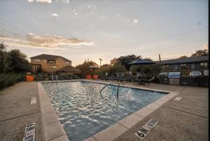 Luxury 2BR Cedr Sprgs area with Parking, Pool, Gym