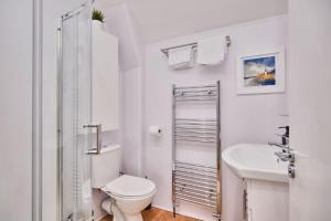 Sea View Apartment Steps to Beach - Dunluce Park 5