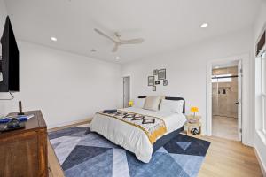 The Iron Cactus 10 acres villa near Austin w Sauna and Pool table