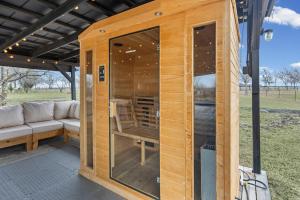 The Iron Cactus 10 acres villa near Austin w Sauna and Pool table