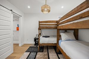 The Iron Cactus 10 acres villa near Austin w Sauna and Pool table