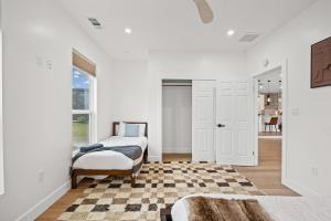 The Iron Cactus 10 acres villa near Austin w Sauna and Pool table