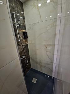 Malavi F4 top center studio Ruse