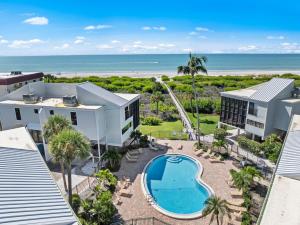 Gulf-Front Water Views Garage Beach Gear