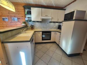 Appartement rénové avec balcon, proche pistes et commerces, animaux acceptés - FR-1-502-510