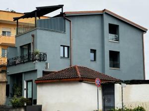 Fivenco Suites - Private Suites w King Bed Modern