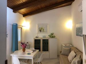 Bilocale Le Rose 100 mt spiaggia Porto Taverna