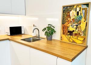 New studio, King bed, Free parking, Terrace