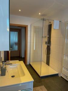 MaMa-Apartments - Haus Martina im Herzen der Rhön - 3 einzelbuchbare moderne Wohnungen für 2-8 Personen, Terrasse, Balkon, Garten, Ski und E-Bike Keller, Lounge, freies Wlan, familienfreundlich