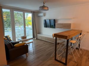 Island Paradise a studio with a kitchenette, private bathroom and balcony, in a complex with 3 swimming pools, 800m away from the ocean front