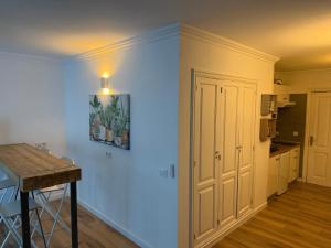 Island Paradise a studio with a kitchenette, private bathroom and balcony, in a complex with 3 swimming pools, 800m away from the ocean front