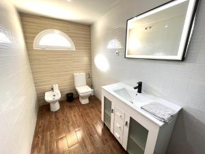 Modern entire house for 12, Pool, Cinema Bar