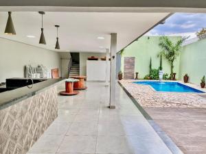Casa com piscina e cascata e spa fogão a lenha