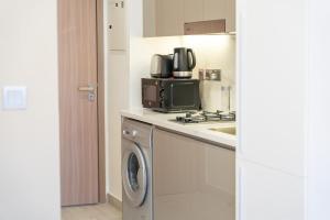 Free housekeeping visits during your stay - StayShort - Trendy Studio in Meydan that is Ideal for 4 Guests