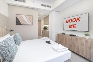 Free housekeeping visits during your stay - StayShort - Trendy Studio in Meydan that is Ideal for 4 Guests