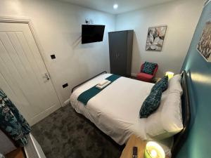 Minstead Lodge 5 Bedroom Large House inc 3 Twin Rooms B24 just off M6-J6 Free Street Parking 2 Showers Bath 2 WCs Fast Wi-Fi Garden Near Airport NEC Contractor HS2 Teams Weekly Stays Welcomed Best-in-Class